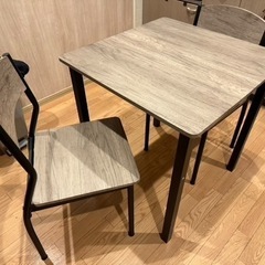 ダイニングテーブルと2つのチェアセットの画像