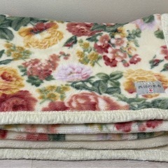 毛布　西川　
140センチ×200センチ