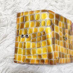 コッコフィオーレ 美品 三つ折り財布 エナメル 型押し ステンドグラス 黄色 小銭入れ有りウォレットの画像