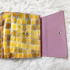 コッコフィオーレ 美品 三つ折り財布 エナメル 型押し ステンドグラス 黄色 小銭入れ有りウォレットの画像