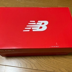 ニューバランスのスニーカー インソールと空箱の画像