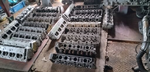 ベンツ107-126シリーズエンジンシリンダーヘツト取付実施中