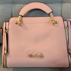 【新品】レディースのピンク色ハンドバッグ ショルダーストラップと猫の小物入れ付きの画像