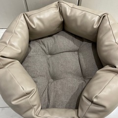 1️⃣【美品・中古品】ペット用　ラディカ　レザーベッド　ベージュ系　の画像