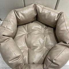 1️⃣【美品・中古品】ペット用　ラディカ　レザーベッド　ベージュ系　の画像