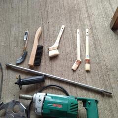 撹拌機と刷毛類の画像