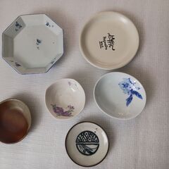 お皿や茶碗の画像