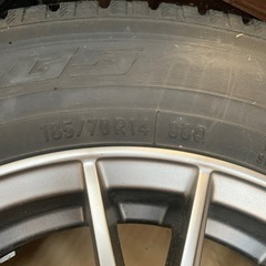 4穴ホイール付きスタッドレスタイヤの画像