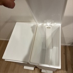 ゴミ箱２つの画像