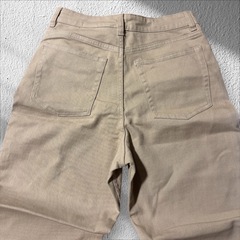 H&M ベージュ チノパン　バレルレッグジーンズの画像
