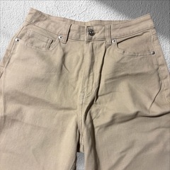H&M ベージュ チノパン　バレルレッグジーンズの画像