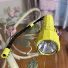 黄色の懐中電灯　フラッシュライト　flashlight 単二乾電...