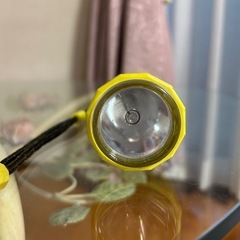 黄色の懐中電灯　フラッシュライト　flashlight 単二乾電池2本使用の画像