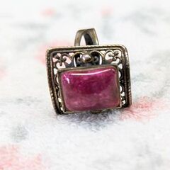 ☆指輪　リング　ワインレッド　サイズ：W：約2.0ｃｍ　Ｄ：約3.0ｃｍ　中古品　の画像