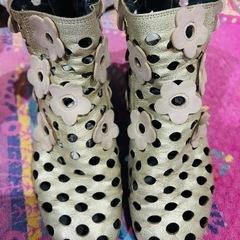 【23cm】ゴールデンフット TOMOCOの婦人靴ペールピンク花柄EEE②の画像