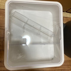 壁掛け式防塵収納箱