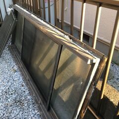 取り外し窓一式　枠もあり　￥2，０００！の画像