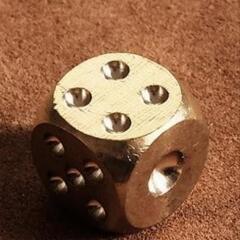 
【ユニークなデザイン】
この金色のサイコロは、手作りの魅力を持ち、特別な場面や装飾に最適です。

【高品質な素材】
金属製で☆真鍮■耐久性があり、長持ちします。手触りも良く、見た目にも美しいです。の画像