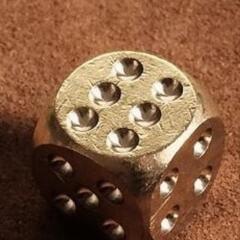 
【ユニークなデザイン】
この金色のサイコロは、手作りの魅力を持ち、特別な場面や装飾に最適です。

【高品質な素材】
金属製で☆真鍮■耐久性があり、長持ちします。手触りも良く、見た目にも美しいです。の画像