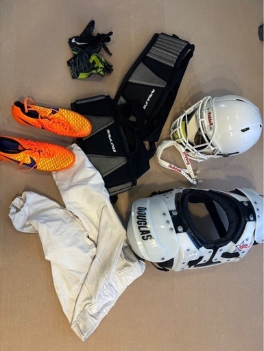 アメリカンフットボール　　ヘルメット、プロテクター、グローブ、スパイクセット