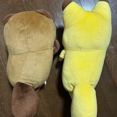 ぬいぐるみキツネとたぬきの画像