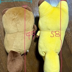 ぬいぐるみキツネとたぬきの画像