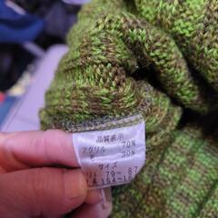 緑　タートルネックセーターの画像