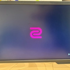 ゲーミングモニターとモニターアームの画像