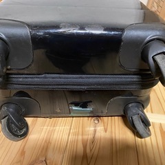 黒キャリーケースの画像