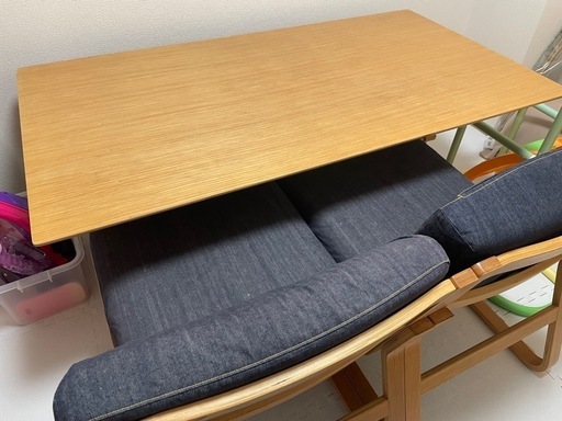 募集締切\nリビングでもダイニングでも使えるダイニングテーブルと椅子のセット