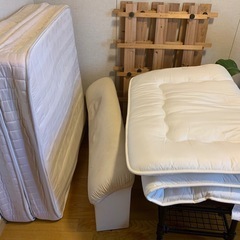 ガラスの机、シングルベッドフレーム、シングルマットレスの画像