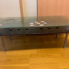 ガラスの机、シングルベッドフレーム、シングルマットレスの画像