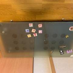 ガラスの机、シングルベッドフレーム、シングルマットレス