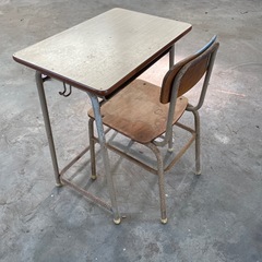 学校　机　イス