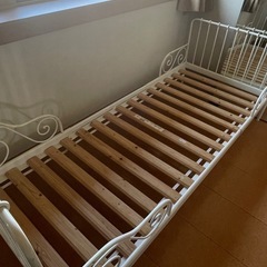 IKEA子どもの白いベッドの画像