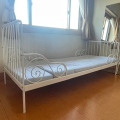 IKEA子どもの白いベッド