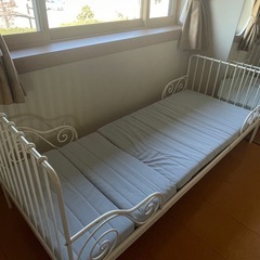 IKEA子どもの白いベッドの画像