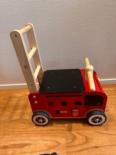 エデュテのアイムトイ ウォーカー＆ライド木製消防車