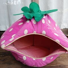 猫ベッド（イチゴ？）の画像