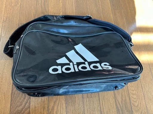 adidasのスポーツバッグ