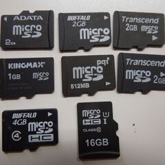 マイクロSDカード多数とUSB変換カードリーダー