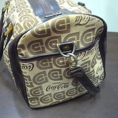 コカ・コーラ レトロ ボストンバッグ ショルダーストラップ付き ブラウン系 コカコーラロゴ CocaCola コレクション 札幌市東区 新道東店の画像
