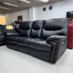 【展示未使用品‼️】定価147,400円♪ ヤマダ電機 202cm幅3人掛け電動リクライニングソファ USBポート付き 本革製ブラック♪の画像