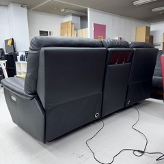 【展示未使用品‼️】定価147,400円♪ ヤマダ電機 202cm幅3人掛け電動リクライニングソファ USBポート付き 本革製ブラック♪の画像