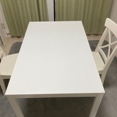 IKEA 白いダイニングテーブル&チェア２つ