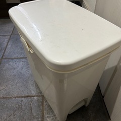 ゴミ箱　汚れ等あり