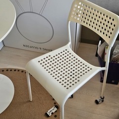 オシャレ　テーブル、椅子プレゼント付きの画像