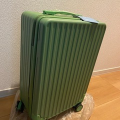 【新品】Sサイズのスーツケース
