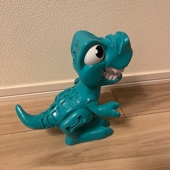 音を立てて食べる恐竜の画像