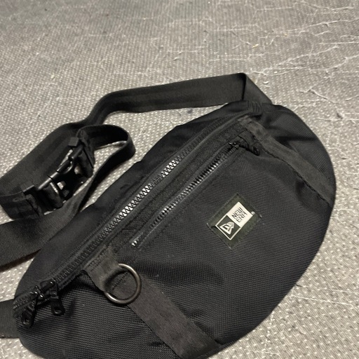 本日可能な方優先です。ニューエラ　　ショルダーバッグ。